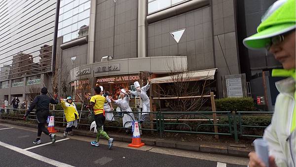 17-餐廳的員工直接在門口幫大家加油