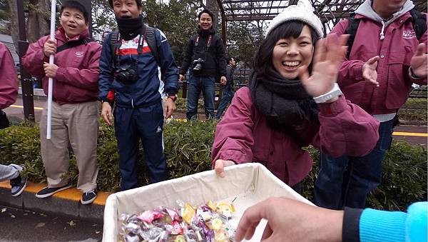 29-可愛的小姐跟女兒打招呼，後面的先生看到嘴巴都張開了