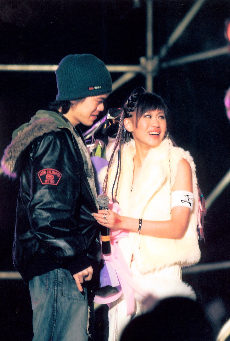 2004 年板橋Who's Renee 演唱會,哥哥飛回來驚喜 2004 年板橋Who's Renee 演唱會,哥哥飛回來驚喜