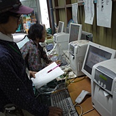 列印有產地,生產者名字,還有標價的條碼一一貼上 列印有產地,生產者名字,還有標價的條碼一一貼上