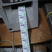 列印有產地,生產者名字,還有標價的條碼一一貼上 列印有產地,生產者名字,還有標價的條碼一一貼上