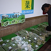 種類豐富齊全的直賣所。由左至右依序為:山菜,菇類,熟食,豆類,蔬菜各區 種類豐富齊全的直賣所。由左至右依序為:山菜,菇類,熟食,豆類,蔬菜各區