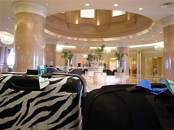 行李箱在飯店lobby合影.JPG 行李箱在飯店lobby合影.JPG