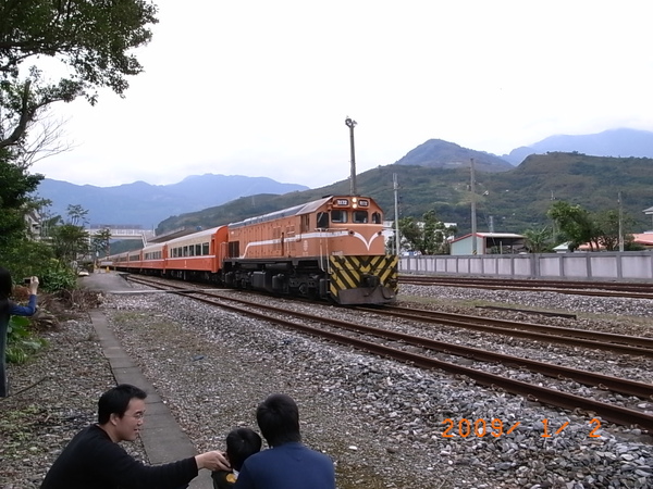 花蓮滿妹豬腳旁火車.JPG 花蓮滿妹豬腳旁火車.JPG