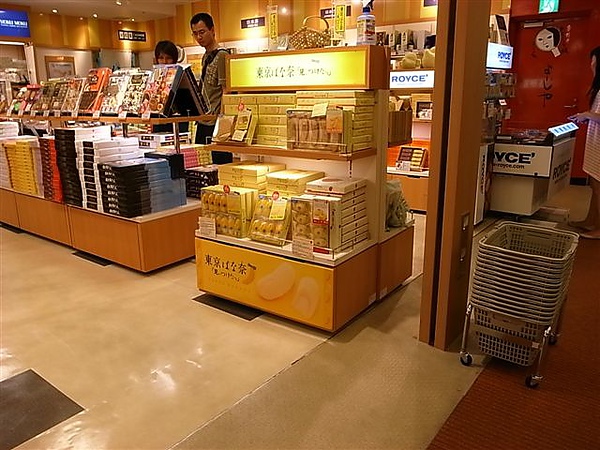 東京機場的伴手禮櫃.JPG 東京機場的伴手禮櫃.JPG