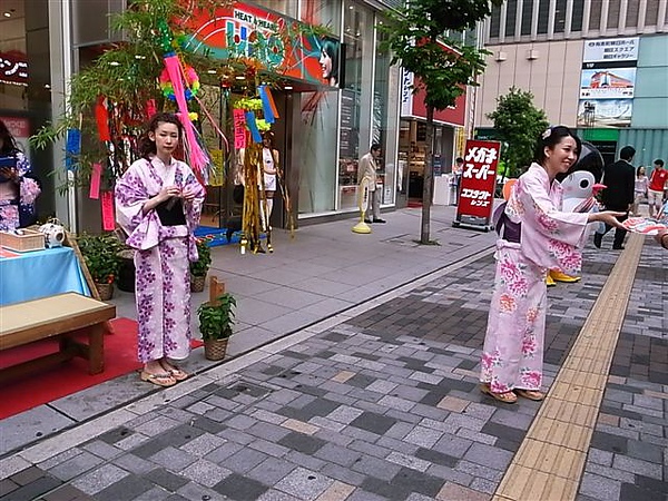 銀座百貨公司路邊發DM的女生.JPG 銀座百貨公司路邊發DM的女生.JPG