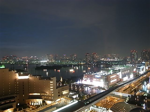 房間窗外的夜景.JPG