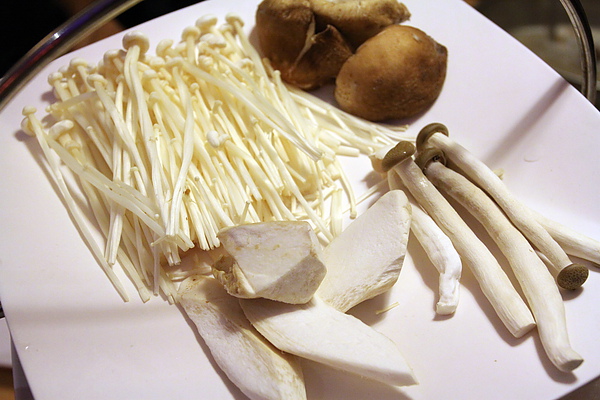 台北內湖路‧濃醇小蒙牛麻辣養身鍋