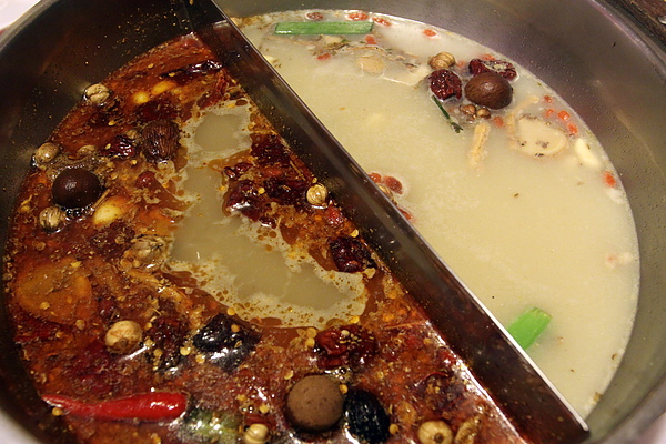 台北內湖路‧濃醇小蒙牛麻辣養身鍋