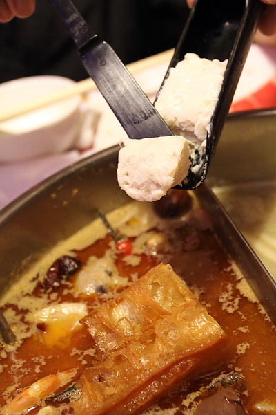 台北內湖路‧濃醇小蒙牛麻辣養身鍋