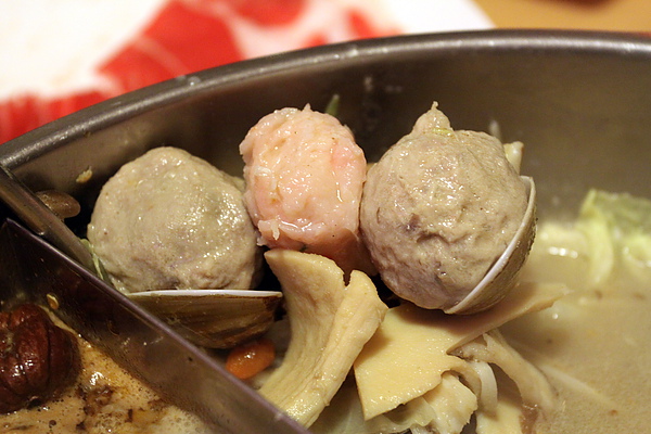 台北內湖路‧濃醇小蒙牛麻辣養身鍋