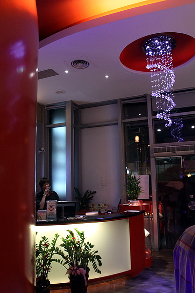 台北內湖路‧濃醇小蒙牛麻辣養身鍋