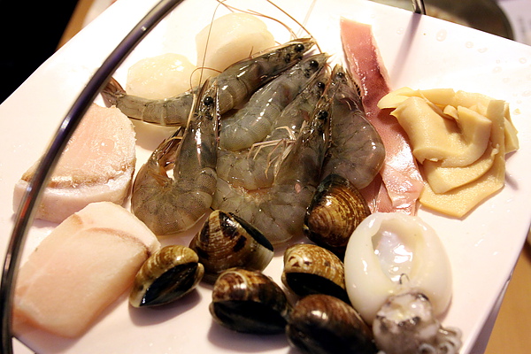 台北內湖路‧濃醇小蒙牛麻辣養身鍋