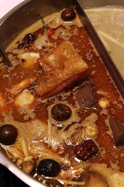 台北內湖路‧濃醇小蒙牛麻辣養身鍋