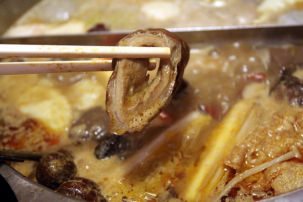 台北內湖路‧濃醇小蒙牛麻辣養身鍋