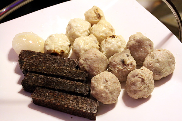 台北內湖路‧濃醇小蒙牛麻辣養身鍋