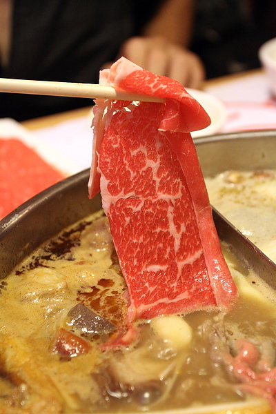 台北內湖路‧濃醇小蒙牛麻辣養身鍋