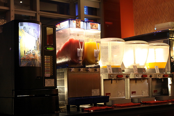 台北內湖路‧濃醇小蒙牛麻辣養身鍋