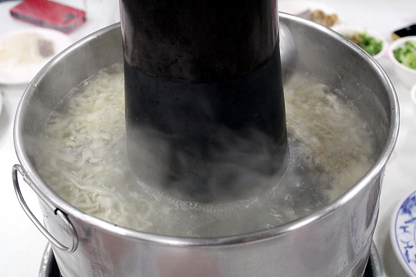 台北和平東路‧台電勵進酸菜白肉鍋