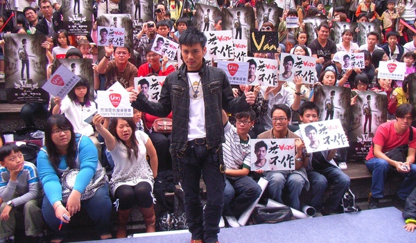 小范與歌迷合照4.JPG 小范與歌迷合照4.JPG
