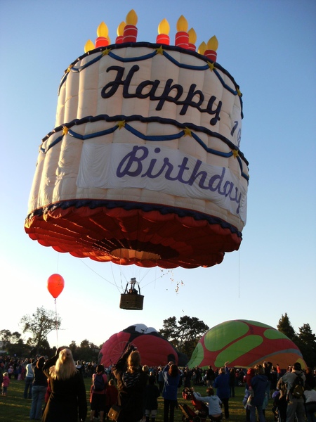 10週年的生日蛋糕起飛囉!!其他的氣球也會追隨著他飛向遙遠的另一方.JPG 10週年的生日蛋糕起飛囉!!其他的氣球也會追隨著他飛向遙遠的另一方.JPG