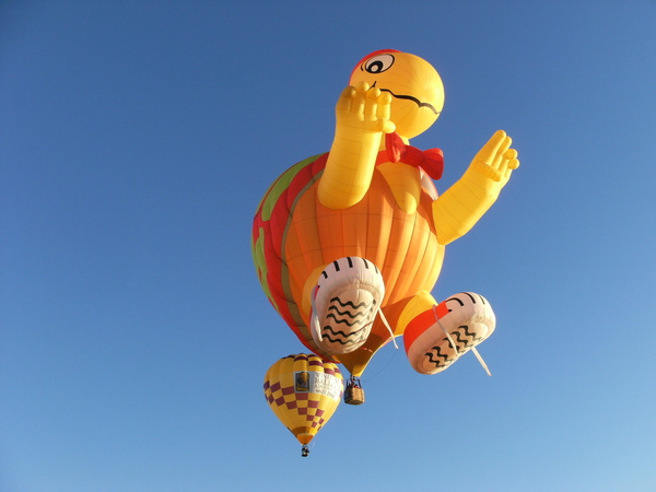 充氣充很久的烏龜也飛了.JPG 充氣充很久的烏龜也飛了.JPG