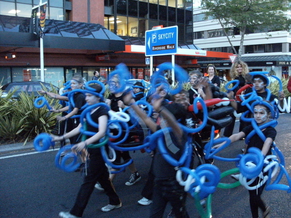 注意看右下角小女孩她的呆滯眼神告訴我她想回家吃飯.JPG 注意看右下角小女孩她的呆滯眼神告訴我她想回家吃飯.JPG