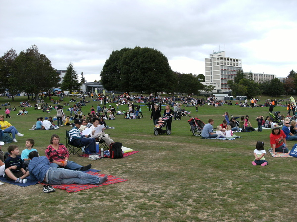 洋人總是自玩自的HAPPY啦.JPG 洋人總是自玩自的HAPPY啦.JPG