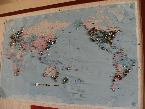 在牆上的世界地圖釘滿了小小的圖釘~不用說台灣已經被擠爆了.JPG