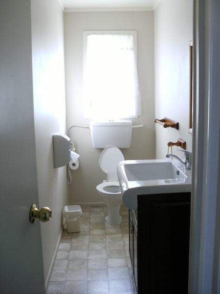 到了一間BBH當然要看一下他們的廁所囉這是靠女生的房間的單人廁所 到了一間BBH當然要看一下他們的廁所囉這是靠女生的房間的單人廁所