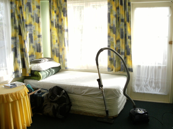 這是我的房間窗光明淨的好不開心啊但只是個DORM因為照的時候我在打掃所以我的好夥伴 - 吸塵器 - 入鏡啦 .JPG 這是我的房間窗光明淨的好不開心啊但只是個DORM因為照的時候我在打掃所以我的好夥伴 - 吸塵器 - 入鏡啦 .JPG