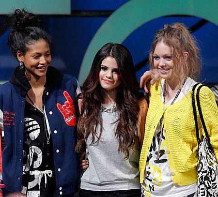Selena+Gomez+adidas+NEO+Label+Runway+Fall+H1Id_zgwRw5l Selena+Gomez+adidas+NEO+Label+Runway+Fall+H1Id_zgwRw5l