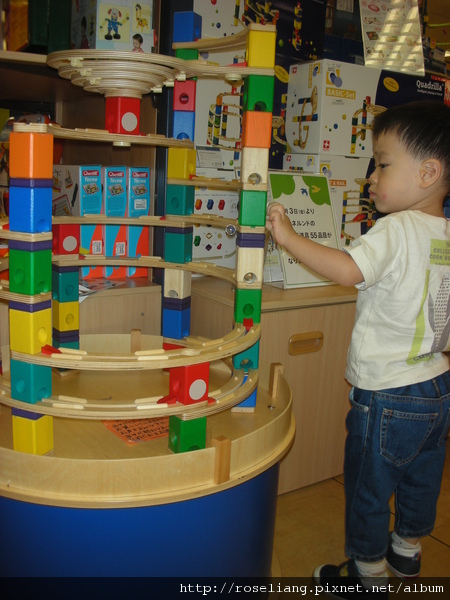 一個人玩玩具 一個人玩玩具