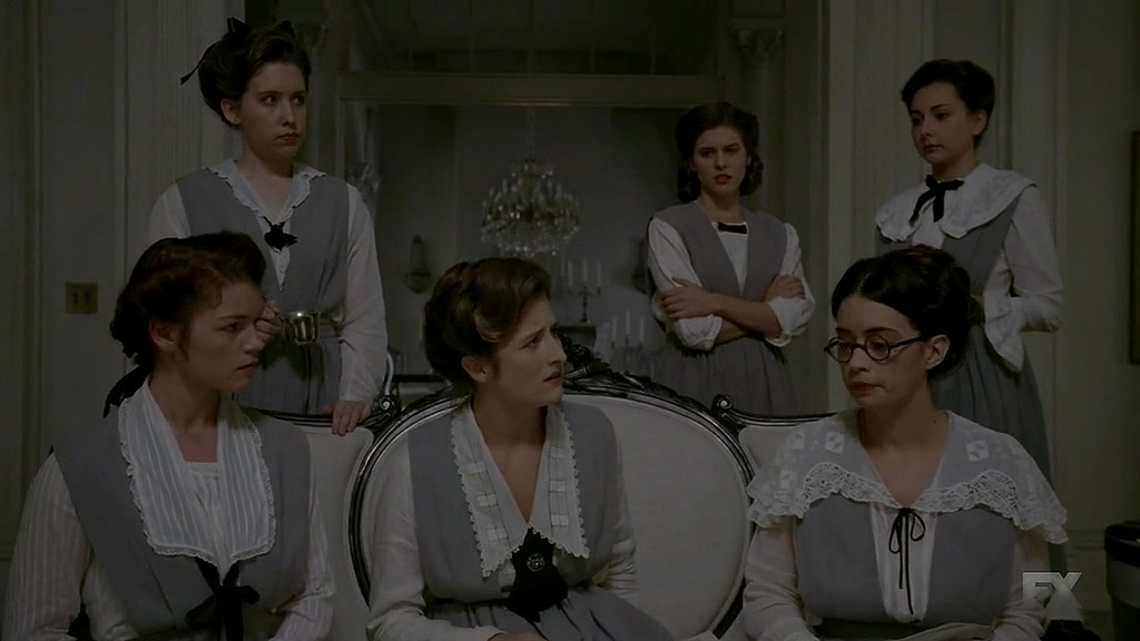 美国恐怖故事.American.Horror.Story.S03E06.中英字幕.HDTVrip.1024x576.mkv_20131116_190706.319.jpg 美国恐怖故事.American.Horror.Story.S03E06.中英字幕.HDTVrip.1024x576.mkv_20131116_190706.319.jpg