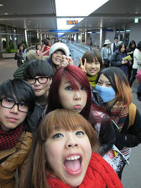8人行 8人行