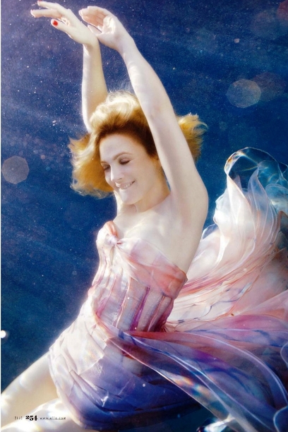drew-berrymore-under-the-water-elle-america-290509-3.jpg
