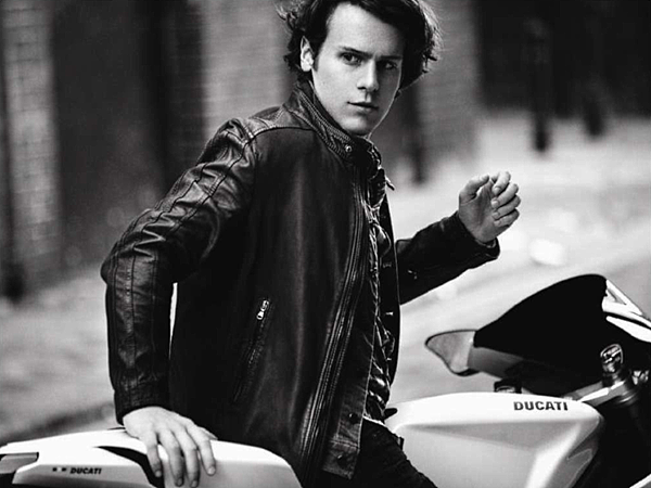 Jonathan+Groff+OD3VuF1QFT