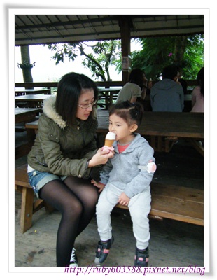 吃鮮奶霜淇淋 吃鮮奶霜淇淋