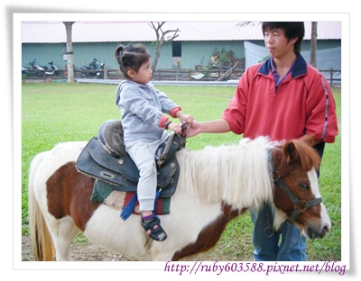 喬:叔叔,可以再騎一圈嗎? 叔叔:拍謝,偶要收工下班了捏! 喬:叔叔,可以再騎一圈嗎? 叔叔:拍謝,偶要收工下班了捏!