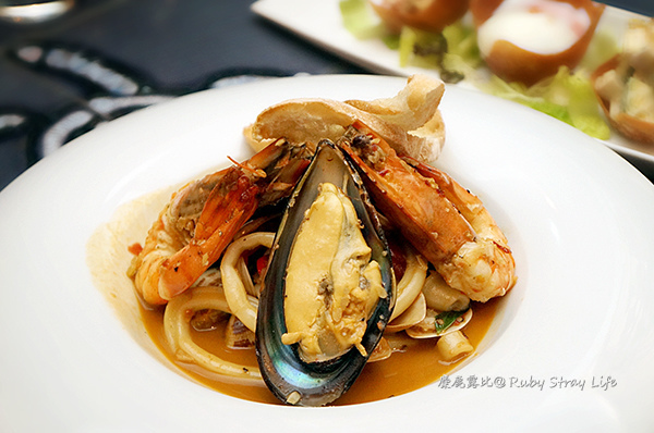 DSC05417(前菜)蝦油辣炒綜合海鮮附拖鞋麵包450.jpg DSC05417(前菜)蝦油辣炒綜合海鮮附拖鞋麵包450.jpg