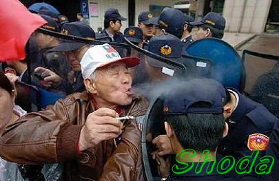 和警察對峙下, 阿伯終於使出了催淚彈.jpg 和警察對峙下, 阿伯終於使出了催淚彈.jpg