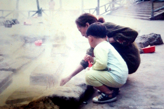 有時候你以為忘記的回憶,它其實一直都在你心鎖的深處,等待著你用鑰匙將它取出,配對的鑰匙有很多種,例如藏在髒舊相本裡的老照片,就是其中的一種。 有時候你以為忘記的回憶,它其實一直都在你心鎖的深處,等待著你用鑰匙將它取出,配對的鑰匙有很多種,例如藏在髒舊相本裡的老照片,就是其中的一種。
