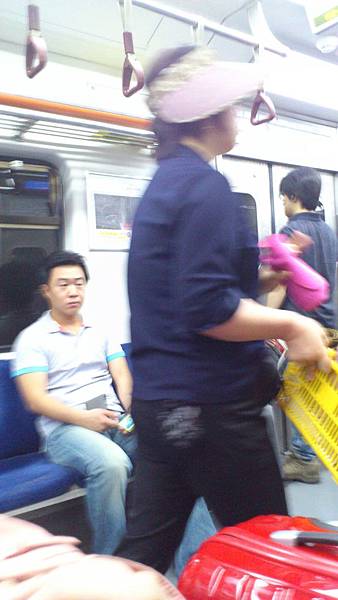 在車廂裡賣東西的大嬸