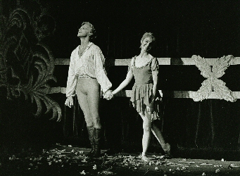 Sibley and Dowell in Manon curtain call in 1988 Sibley and Dowell in Manon curtain call in 1988