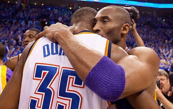 「民工杜」見世面了?杜蘭特:看老大的球衣退役,這場面讓我窒息了!-黑特籃球-NBA新聞影音圖片分享社區