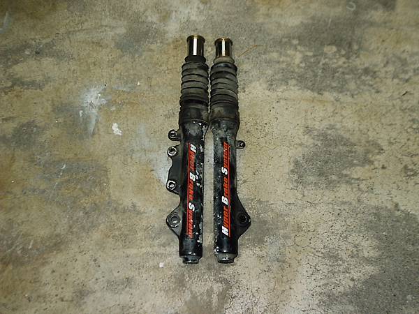 故障的避震器.jpg 故障的避震器.jpg