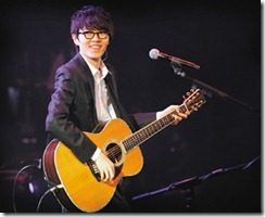 香港歌手方大同12月17日將登小巨蛋開唱，自嘲不多換衣服、只換吉他。