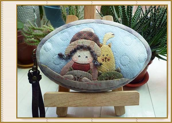 女孩與親愛貓咪飛碟造型零錢包 1.JPG