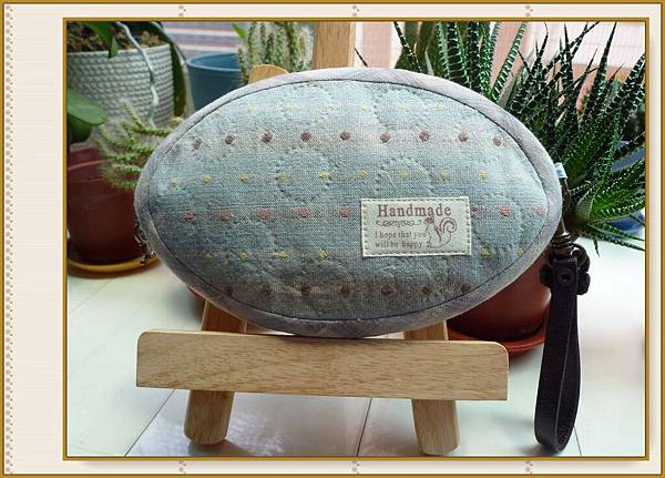 女孩與親愛貓咪飛碟造型零錢包 2.JPG