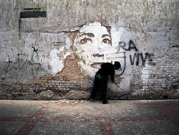 The-walls-of-Vhils-aka-Alexandre-Farto-yatzer-4